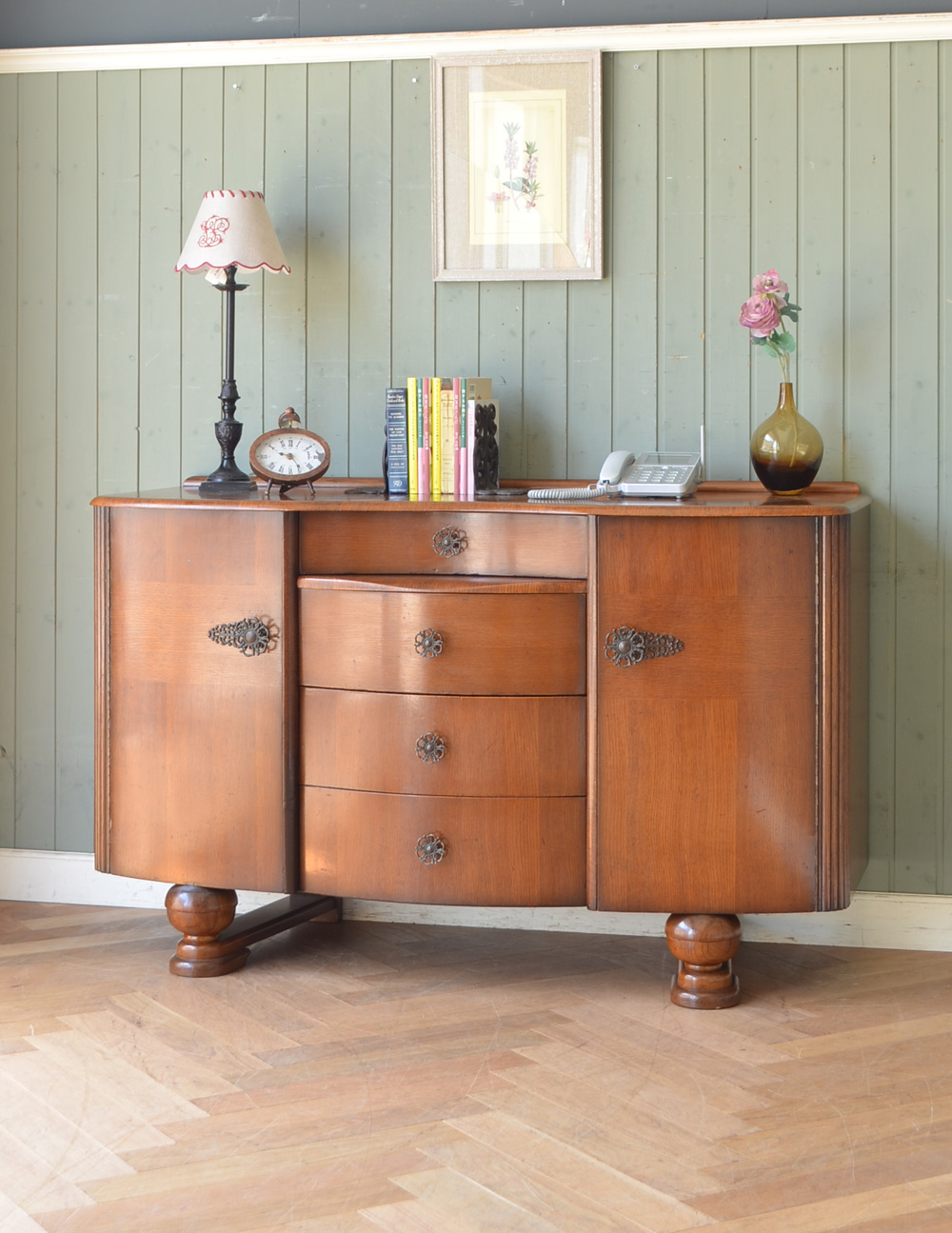 お花の取っ手が華やかな、アンティークのバフェットサイドボード（カップボードチェスト）  (m-545-f)