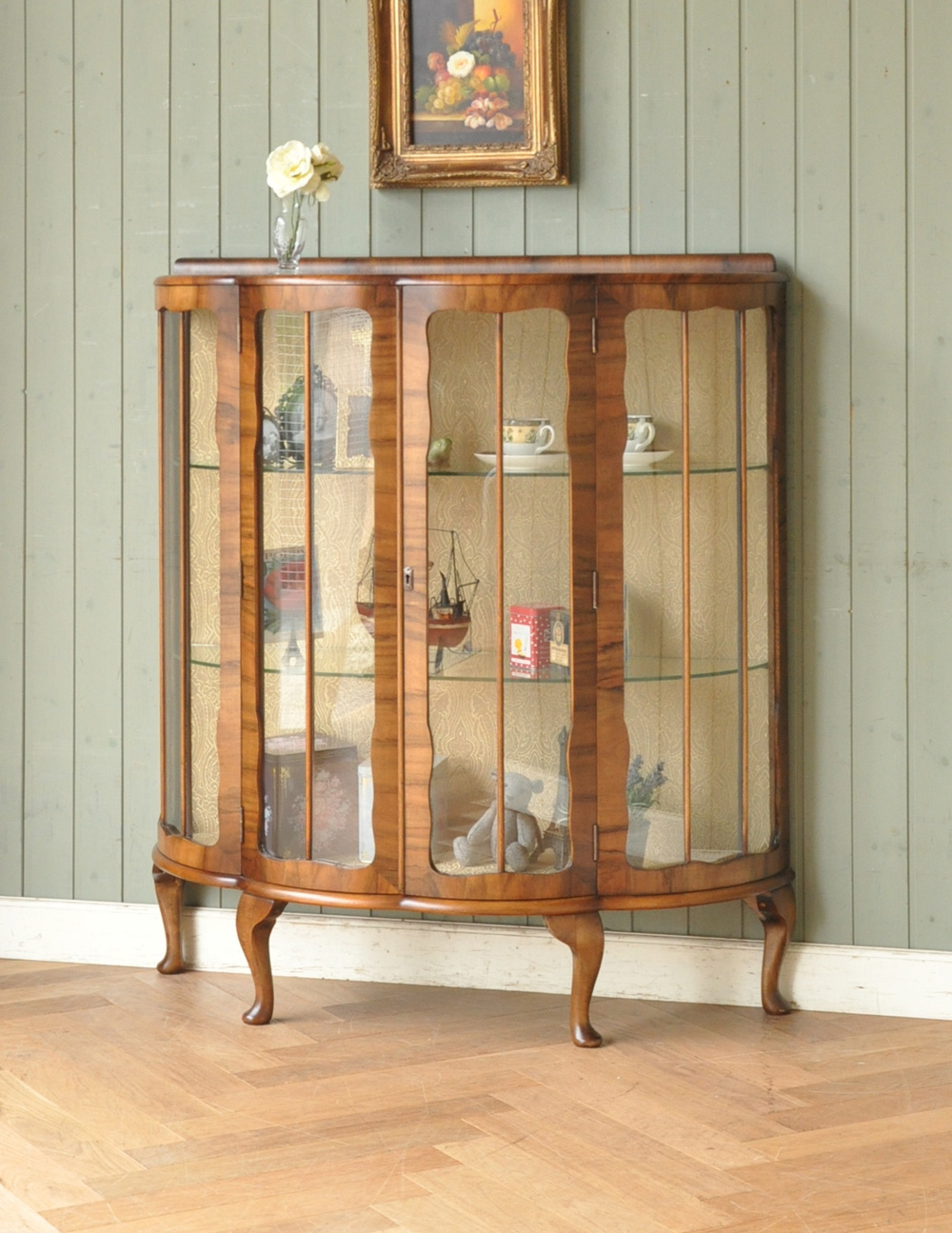 英国のアンティーク家具、美しいハーフムーンのガラスキャビネット（飾り棚） (m-556-f)