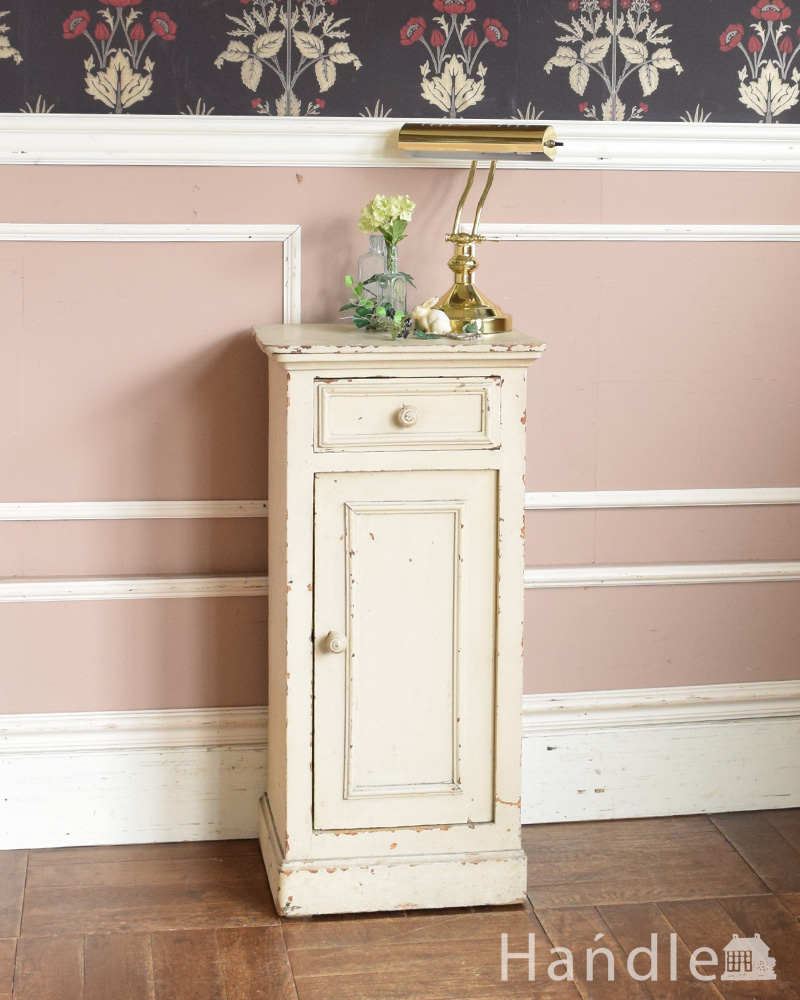 風合いたっぷりなナイトテーブル、シャビーなアンティーク家具（ペディスタルカップボード） (m-574-f)