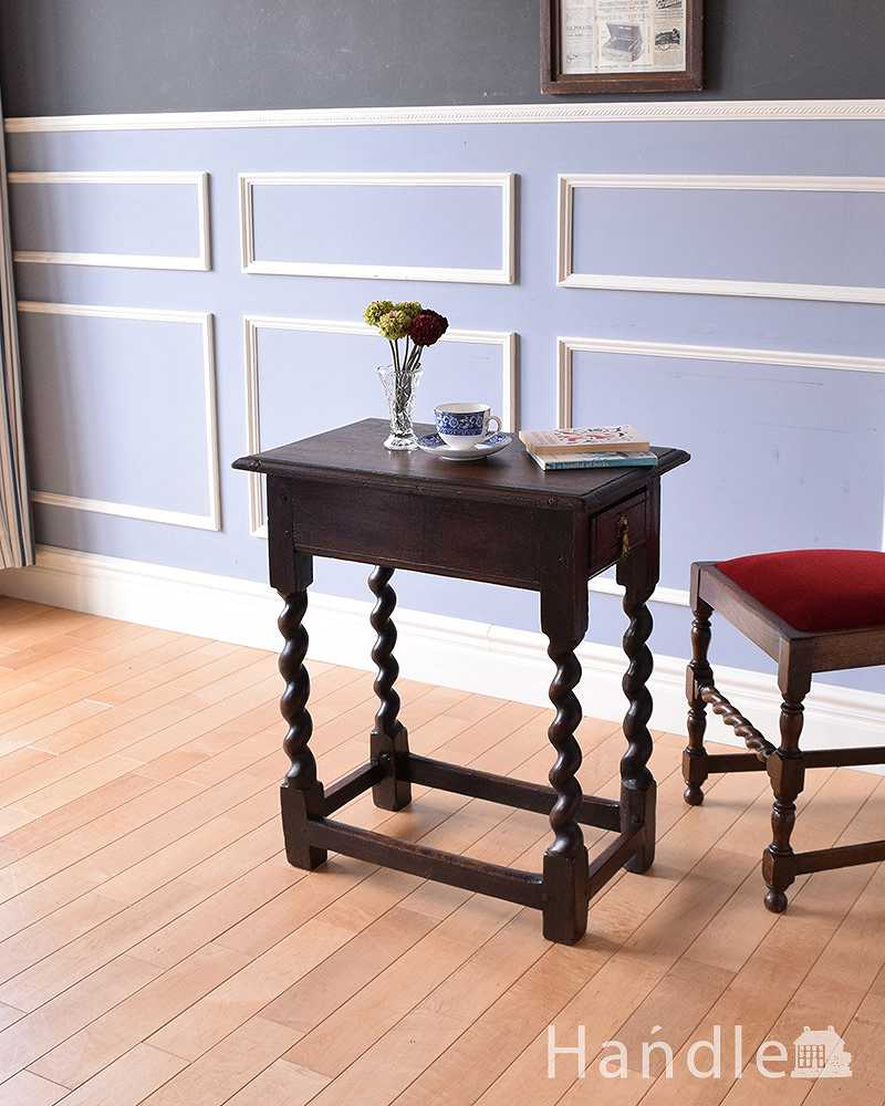 ツイストレッグが美しい英国輸入家具、引き出し付きのアンティークオケージョナルテーブル (m-596-f)