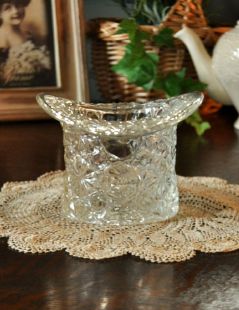 1940年代のアンティーク プレスドグラス  (m-646-z)