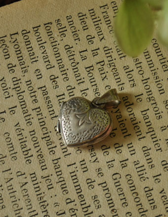 1940年代のアンティーク シルバーロケット(m-863-z