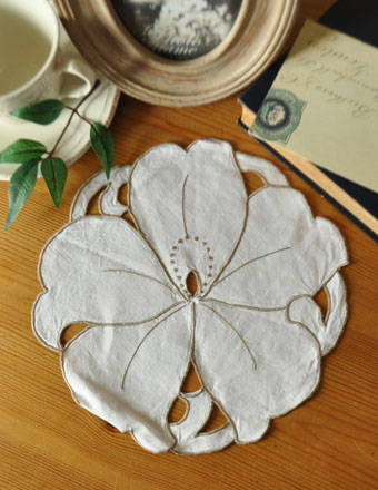 1930年代のアンティーク 刺繍マット（白い花） (m-919-z)
