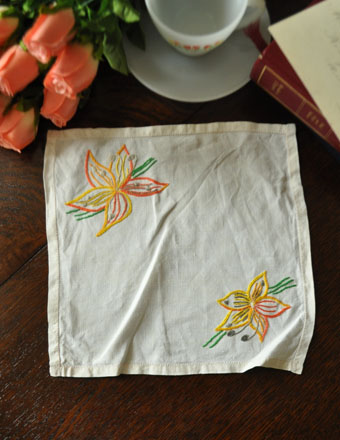 1930年代のアンティーク 刺繍マット（オレンジの花） (m-921-z)