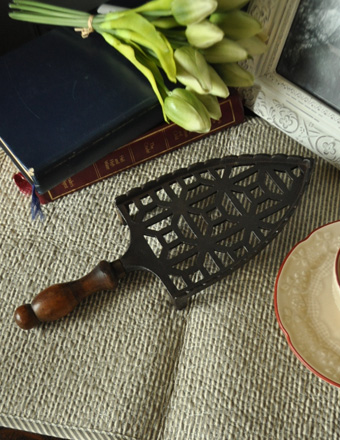 イギリスアンティークの小さなアイロン台 (m-948-z)