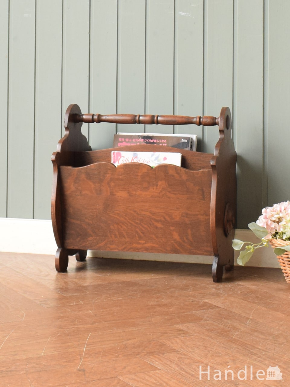 英国アンティークのおしゃれなマガジンラック、持ち手がついた移動ラクラクなオーク材の雑誌収納