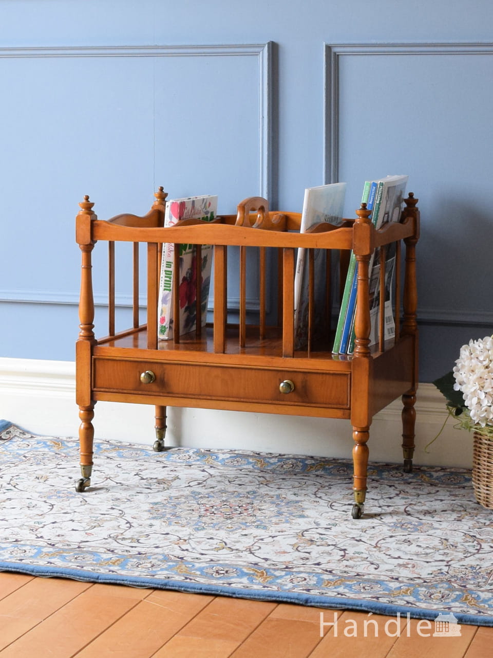 イギリスから届いたアンティークの美しい雑誌入れ、ウォールナット材のカンタベリー