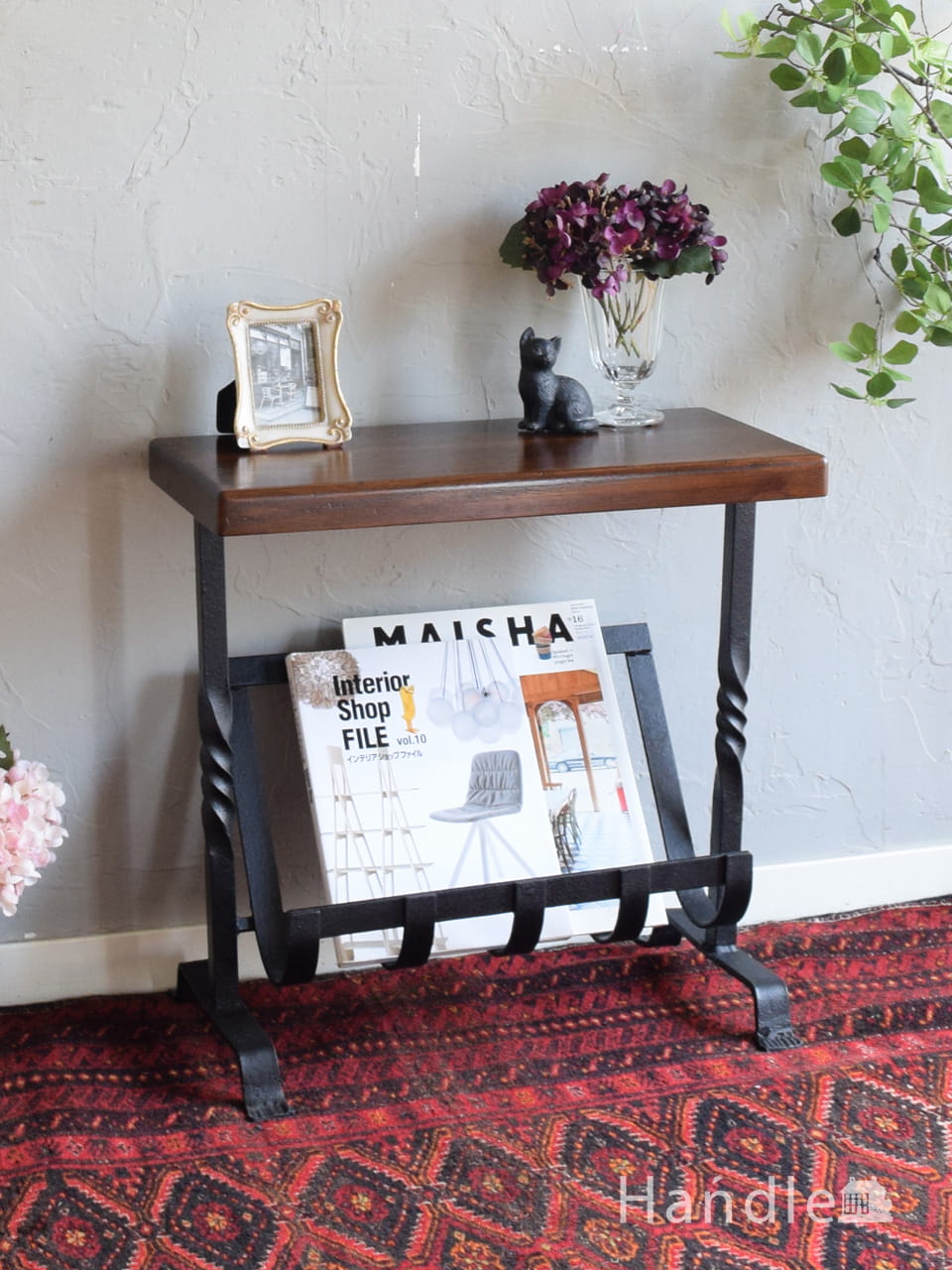 実用的に使えるカッコいいアンティークの雑誌ラック、サイドテーブル付きのおしゃれなマガジンラック