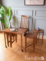 イギリスのおしゃれなビンテージ家具、伸長式のテーブルが4台付いためずらしいネストテーブル