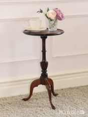 英国アンティークのティーテーブル、長いトライポッド脚の丸いワインテーブル