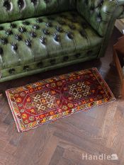 オリエンタルな雰囲気漂うオールド絨毯、おしゃれなトライバルラグ
