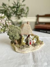 真っ赤なドアが可愛い大きな木のあるお家、コンサバトリーのあるLilliput Laneリリパットレーン