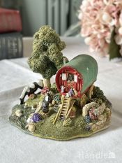 赤い馬車が可愛いTRAVELLER`S REST、アンティークのLilliput Laneリリパットレーン