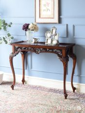 透かし彫りが美しいマホガニー材のアンティーク家具、イギリスから届いた猫足のコンソールテーブル