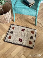 どんな部屋にも使えるナチュラルな色使いの絨毯、こげ茶色の縁取りがアクセントになったおしゃれなギャッベ