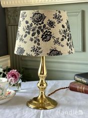 イギリスから届いた豪華なアンティークの照明、キラキラに輝くテーブルランプ