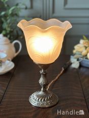 ふんわり広がるガラスシェードが美しい、真鍮製のアンティーク調テーブルライト