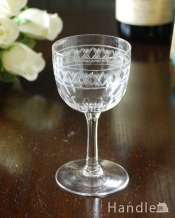 模様が美しい英国製のアンティークカットグラス、小さなテーブルグラス