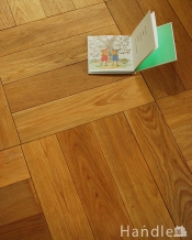 Handleオリジナルの床材、オーク材の市松模様（チェッカー柄）の床