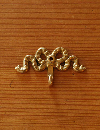 真鍮製のおしゃれなフック、リボンモチーフのフック（ビス付き） (n-783)