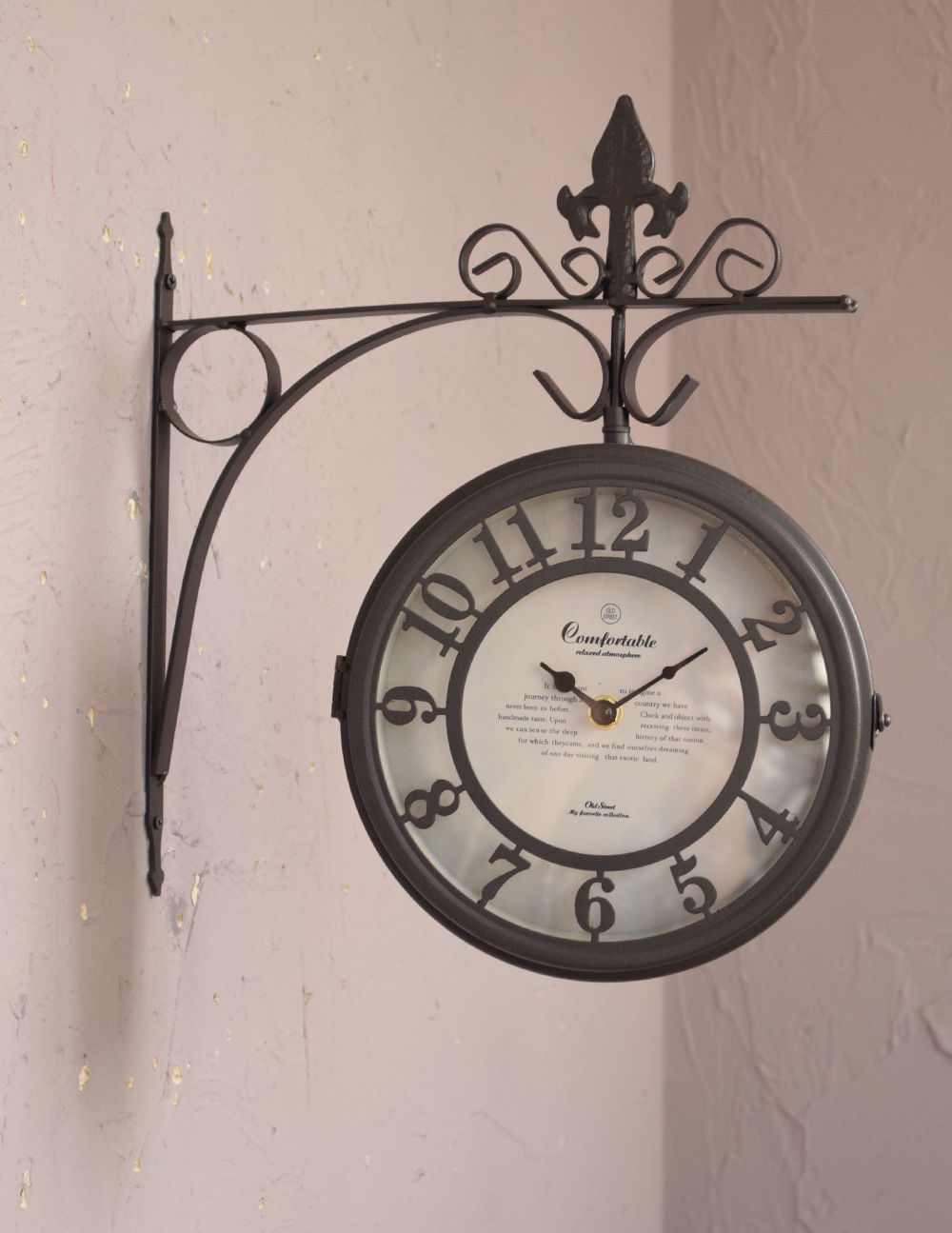 壁掛け両面時計、クラシカルな雰囲気たっぷりのアンティーク風ウォールクロック （ブラウン）(電池なし)(n12-204)｜インテリア雑貨
