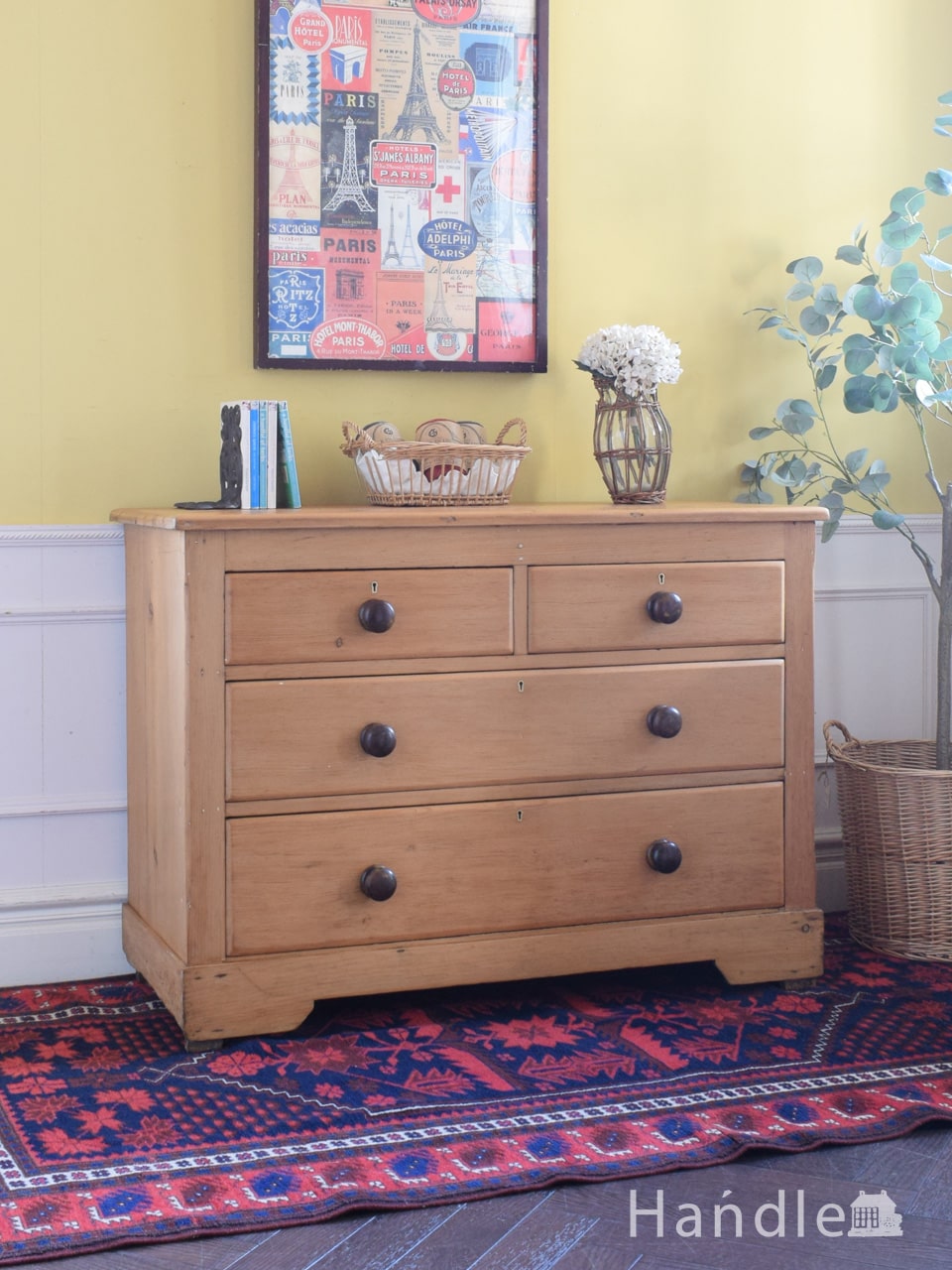 ツートーンカラーの取っ手がおしゃれなアンティークチェスト、イギリスから届いたオールドパインの表情が美しい３段チェスト