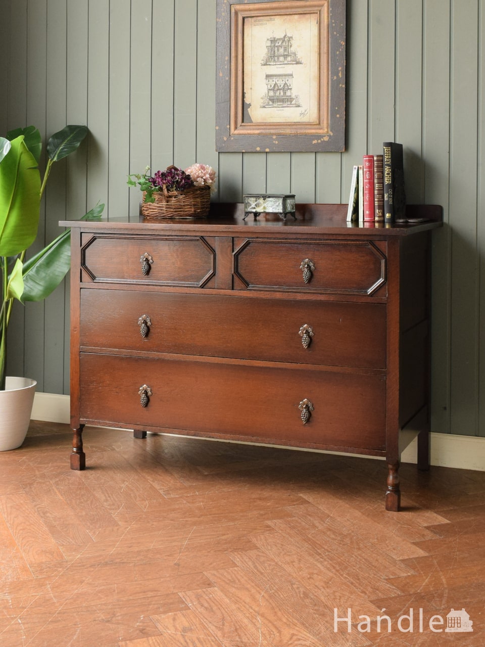 ブドウの形の取っ手が付いた英国アンティークの家具、男前な表情のカッコいいオーク材のチェスト