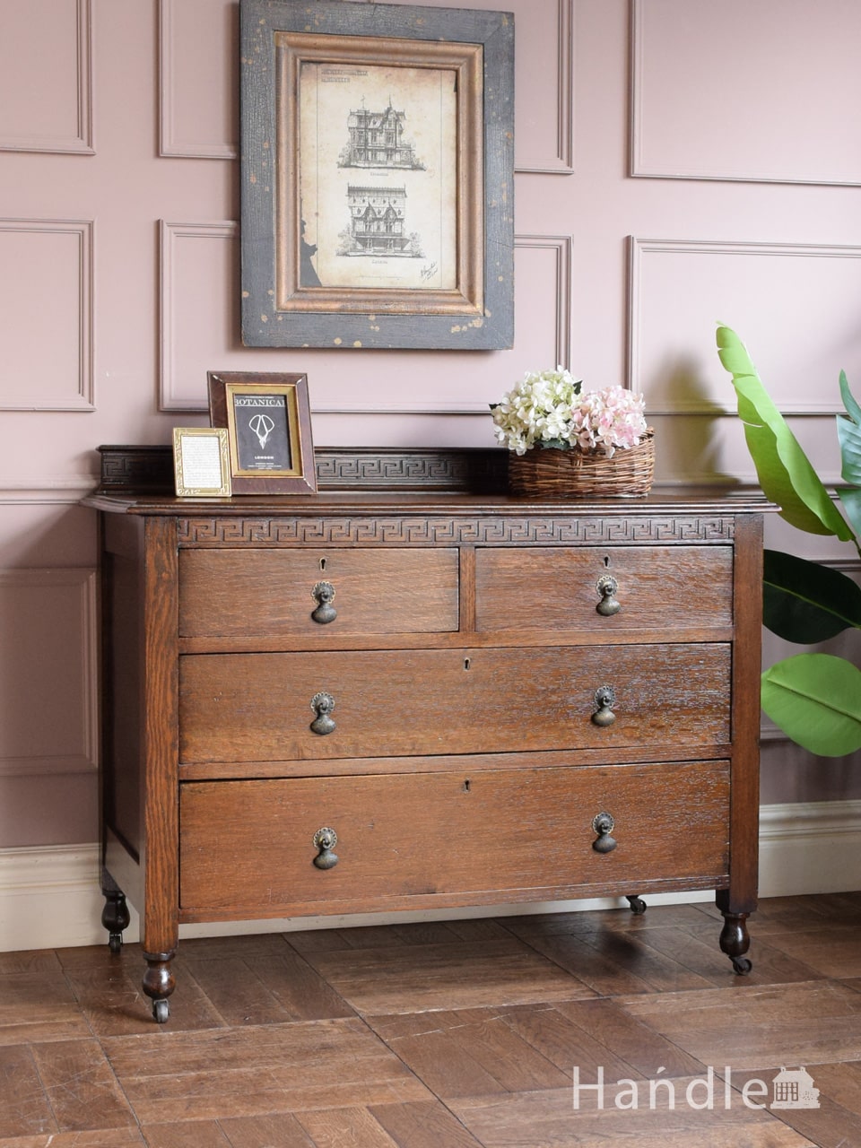 雷文のモチーフが入ったおしゃれな3段チェスト、足先にキャスターが付いた英国のアンティーク家具