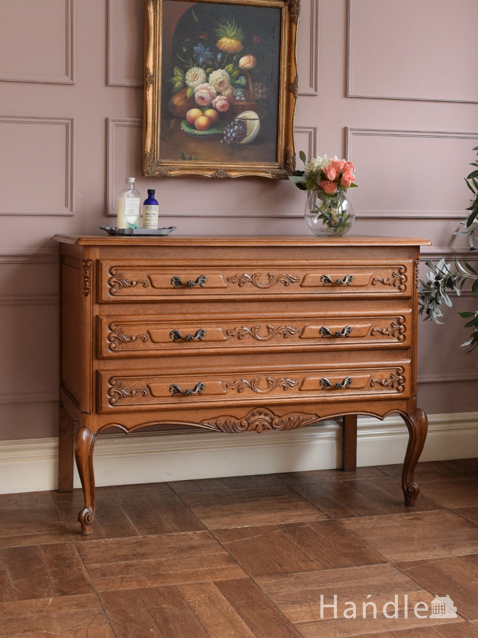 フランスから届いた美しいアンティーク家具、エレガントな猫足のリビング3段チェスト