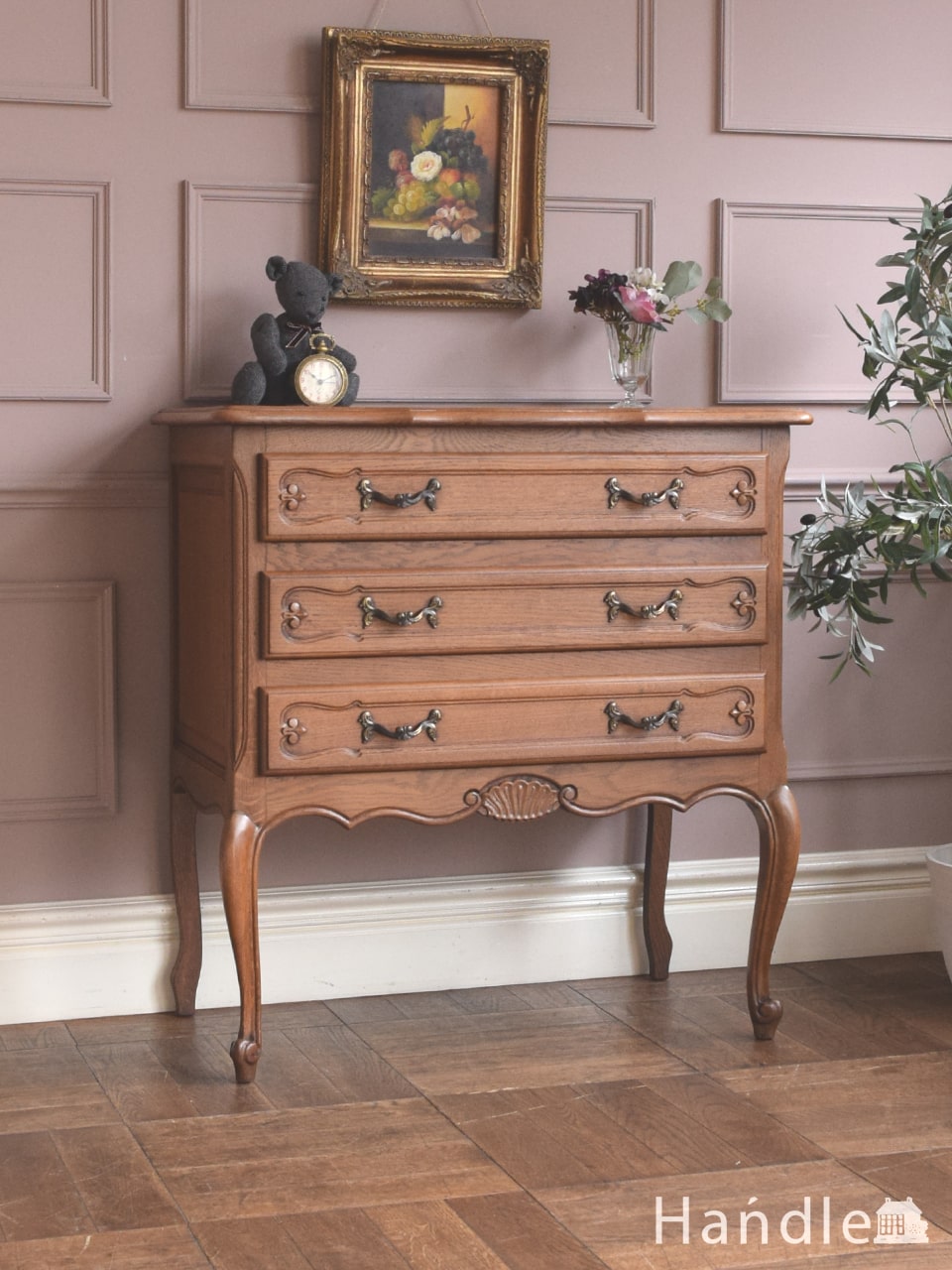 猫足がおしゃれなフランスのアンティーク家具、3段タイプのフレンチアンティークチェスト