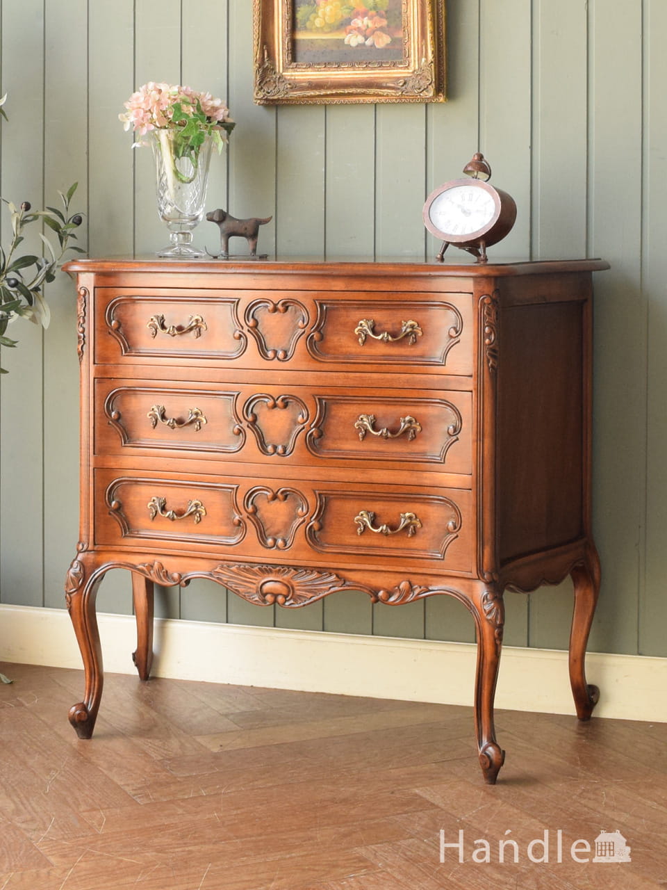 美しい彫が入った3段フレンチチェスト、猫足が優雅なアンティークチェスト (j-3674-f)