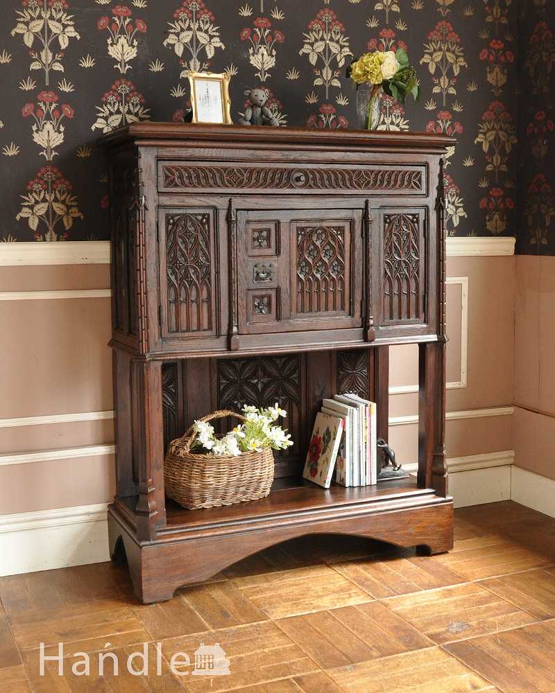 重厚感あるアンティークの英国家具、豪華な装飾が美しいキャビネット (j-2047-f)