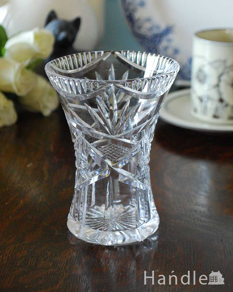 イギリスのアンティークプレスドグラス、キラキラ輝くカッティングのフラワーベース（花器） (pg-4645)