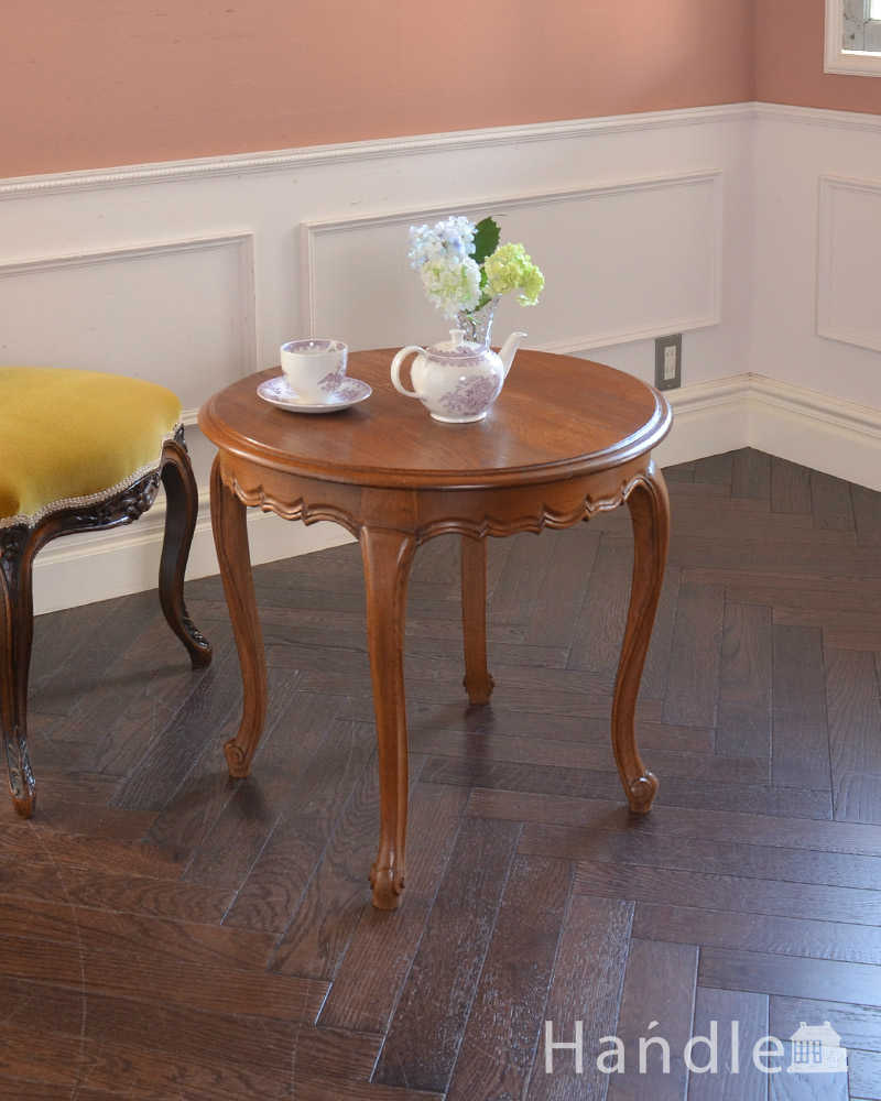 丸い形が華やかなフランスのアンティーク家具、コンパクトサイズのコーヒーテーブル (j-2050-f)