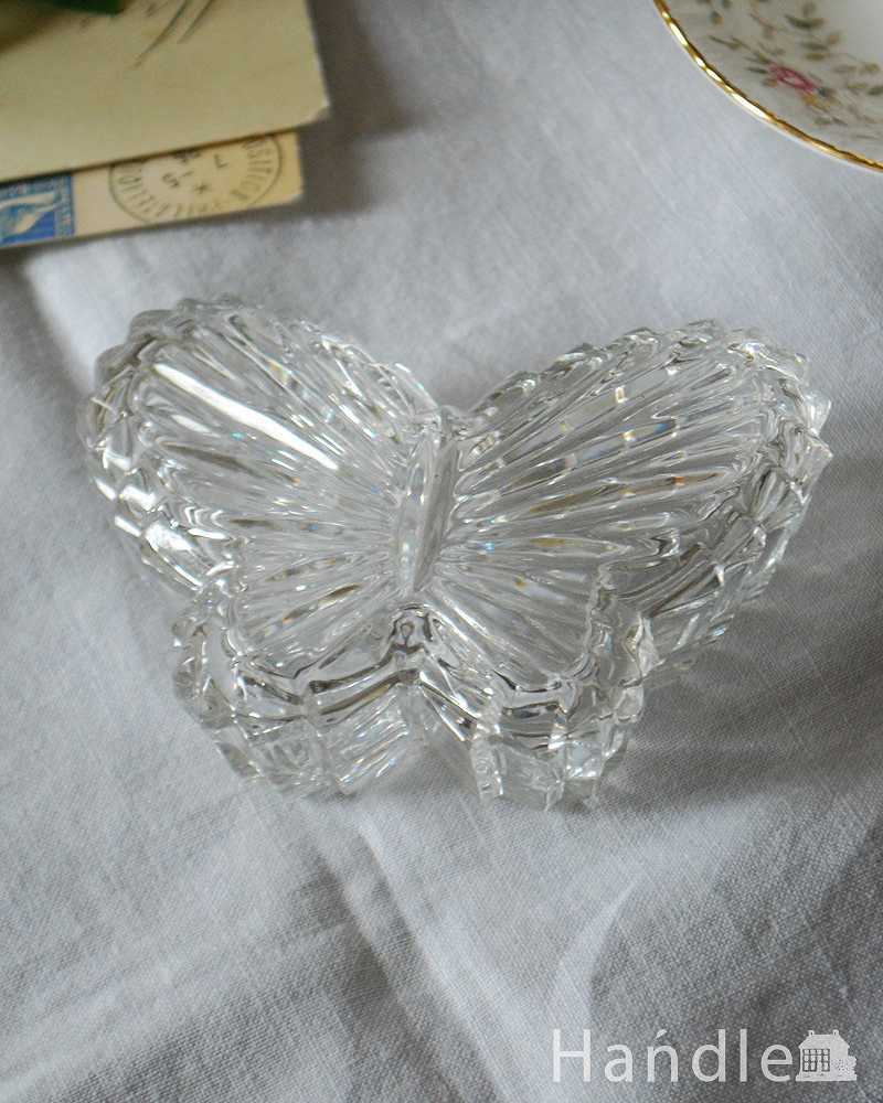 アンティークプレスドグラスの雑貨、蝶モチーフの美しいガラスケース（バタフライ）  (pg-4692)