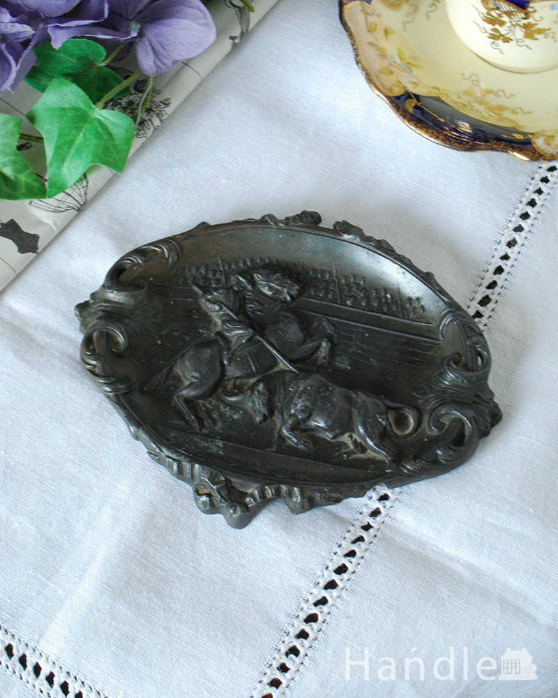 イギリスのアンティーク雑貨　すずで作られた騎士のトレー (d-1527-z)