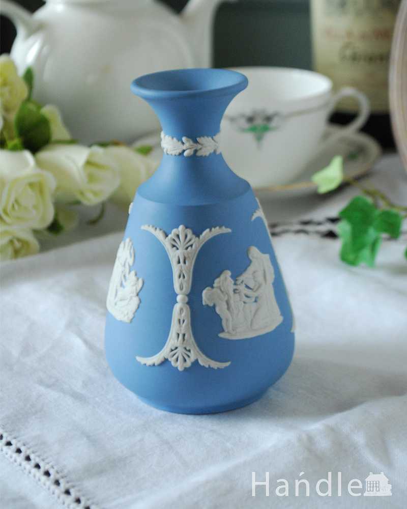 ブルーのアンティークジャスパーウェア、Wedgwoodの１輪挿し（フラワーベース） (k-2456-z)
