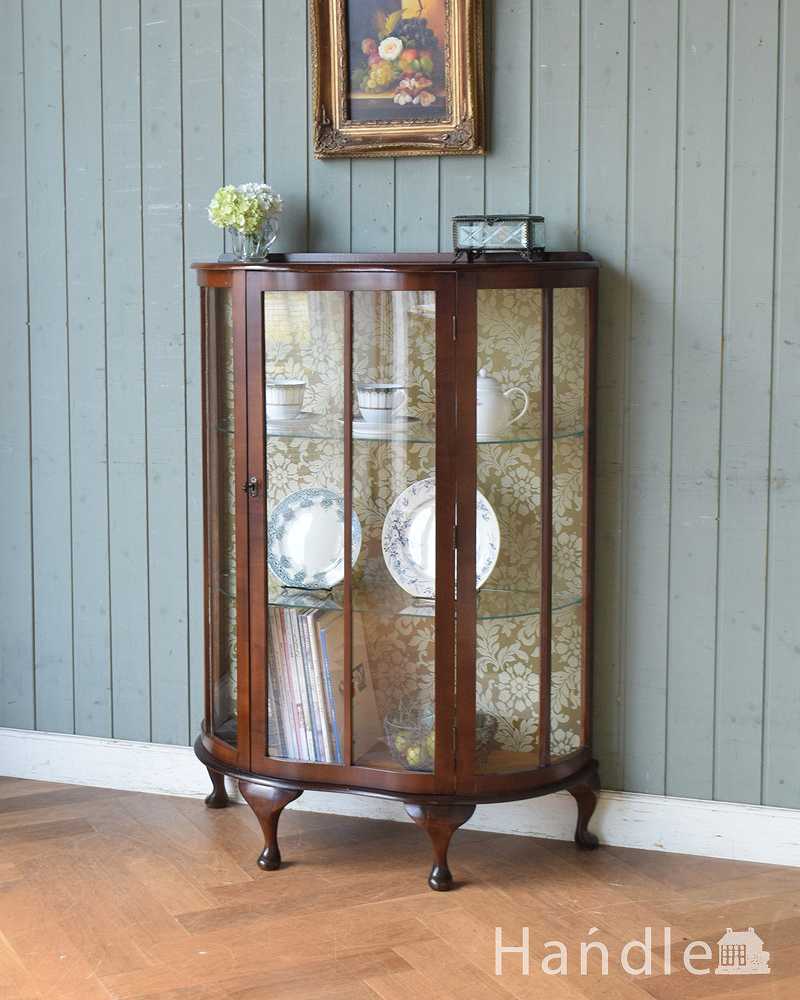 英国スタイルのアンティーク家具、ウォールナット材の木目が美しいガラスキャビネット (k-1812-f)
