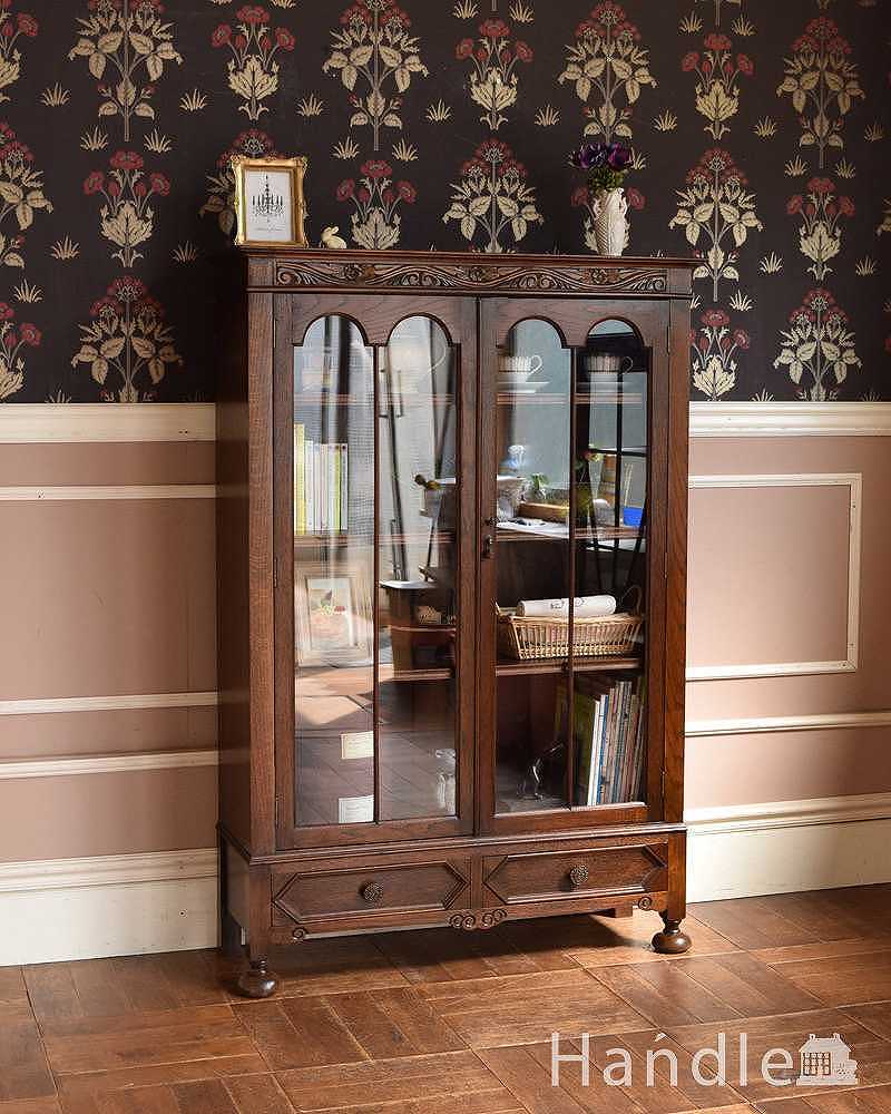 木のアーチが美しいガラス扉のアンティーク家具、イギリス輸入のブックケース (q-1202-f)