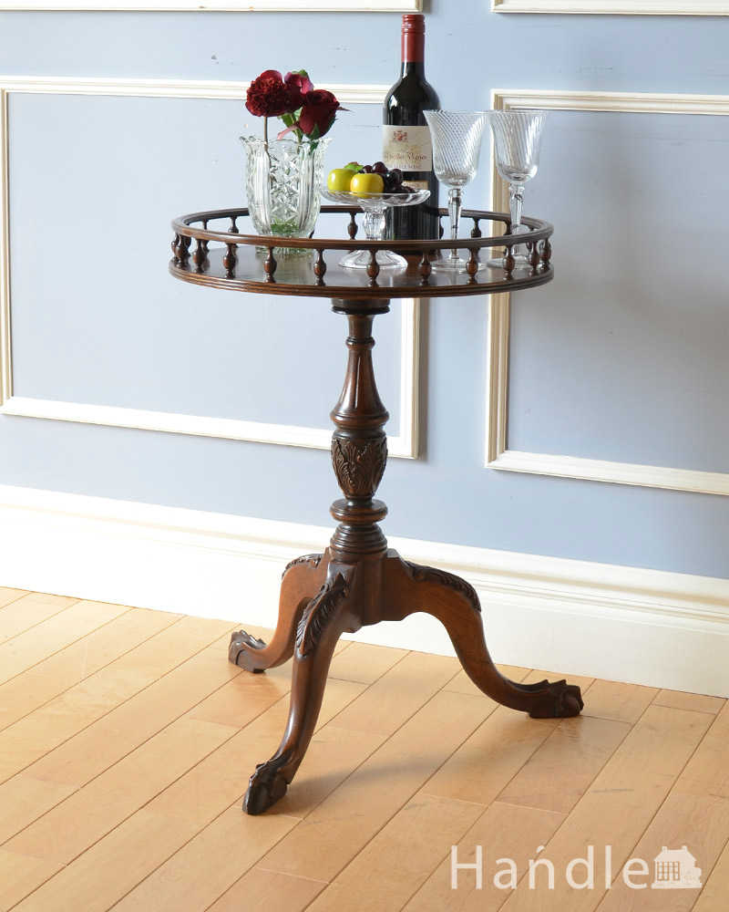 美しい装飾が魅力のアンティーク家具、小さなワインテーブル (j-2092-f)