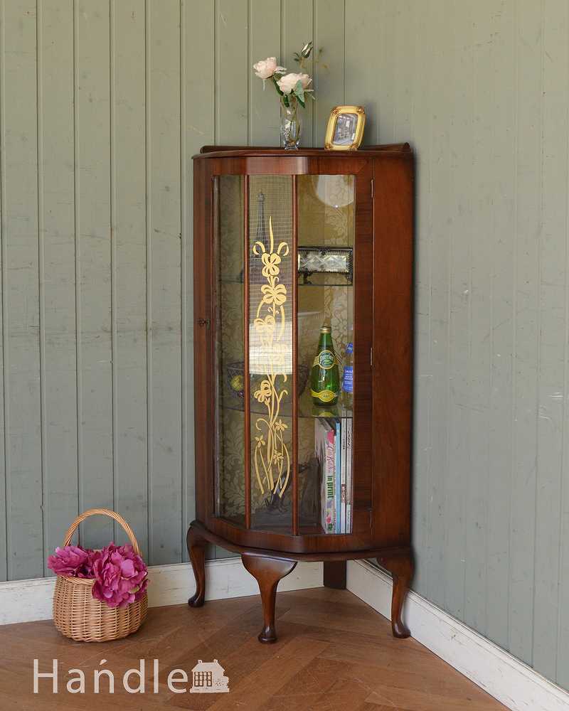 装飾が上品なアンティーク家具、英国から届いたウォルナット材のコーナーキャビネット (k-1852-f)