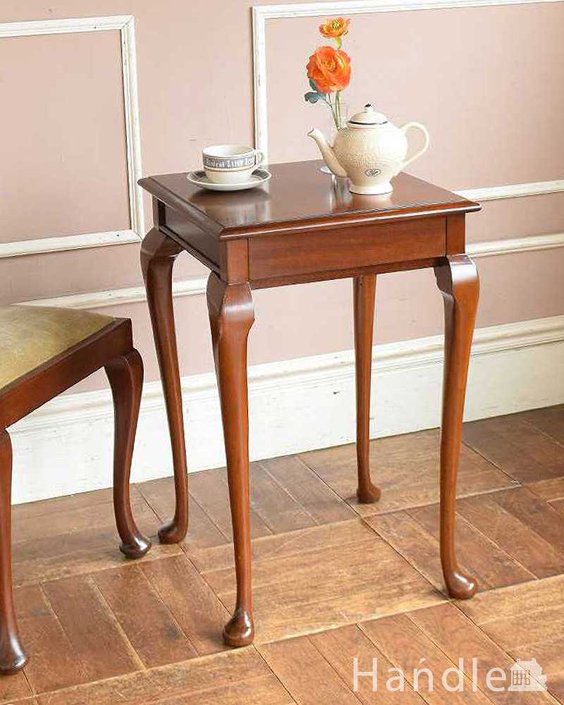 シンプルなデザインのアンティーク家具、木目が美しいマホガニー材のサイドテーブル (q-1213-f)