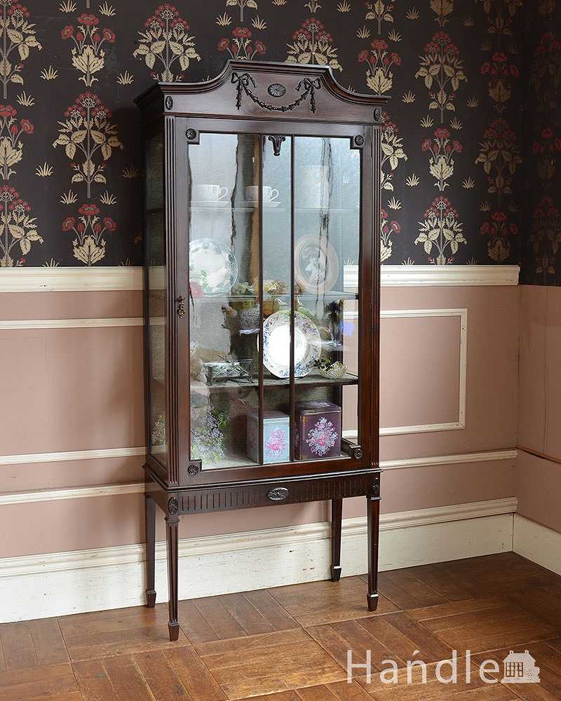 華奢な脚が美しいマホガニーの英国アンティーク家具、クラシックなガラスキャビネット (q-1245-f)
