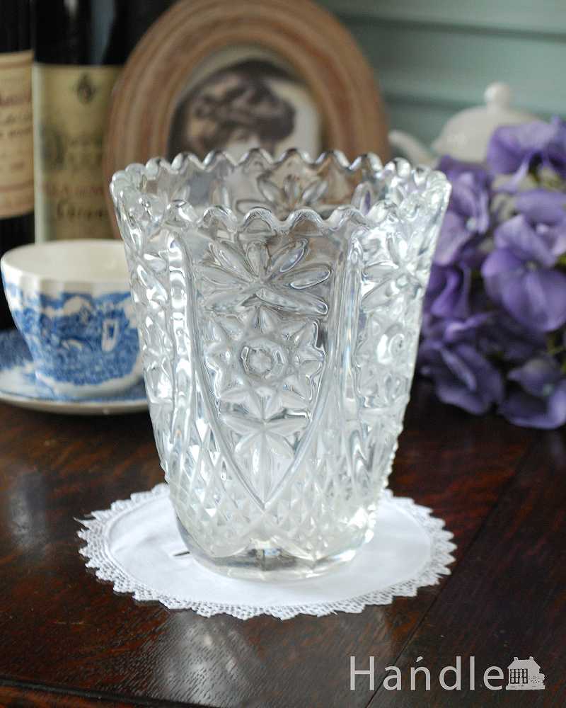 アンティークガラスの輝くプレスドグラス、お花が咲いた様な可愛いフラワーベース (pg-4734)