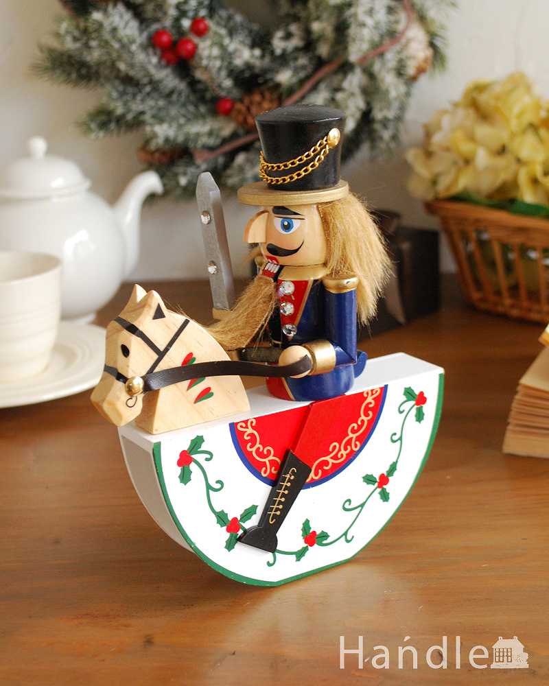 クリスマス用のおしゃれなオブジェ、木馬に乗った兵隊さんの可愛いくるみ割り人形