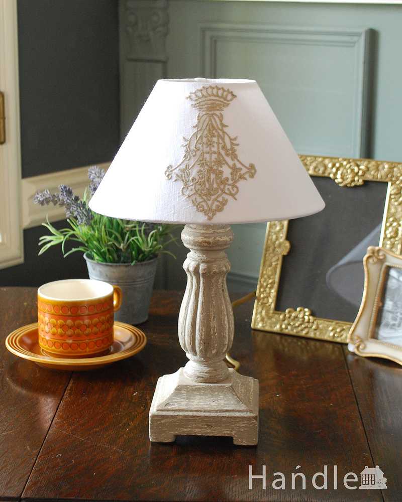 シェードの刺繍が可愛い、フランスのテーブルランプ(E17丸球付)