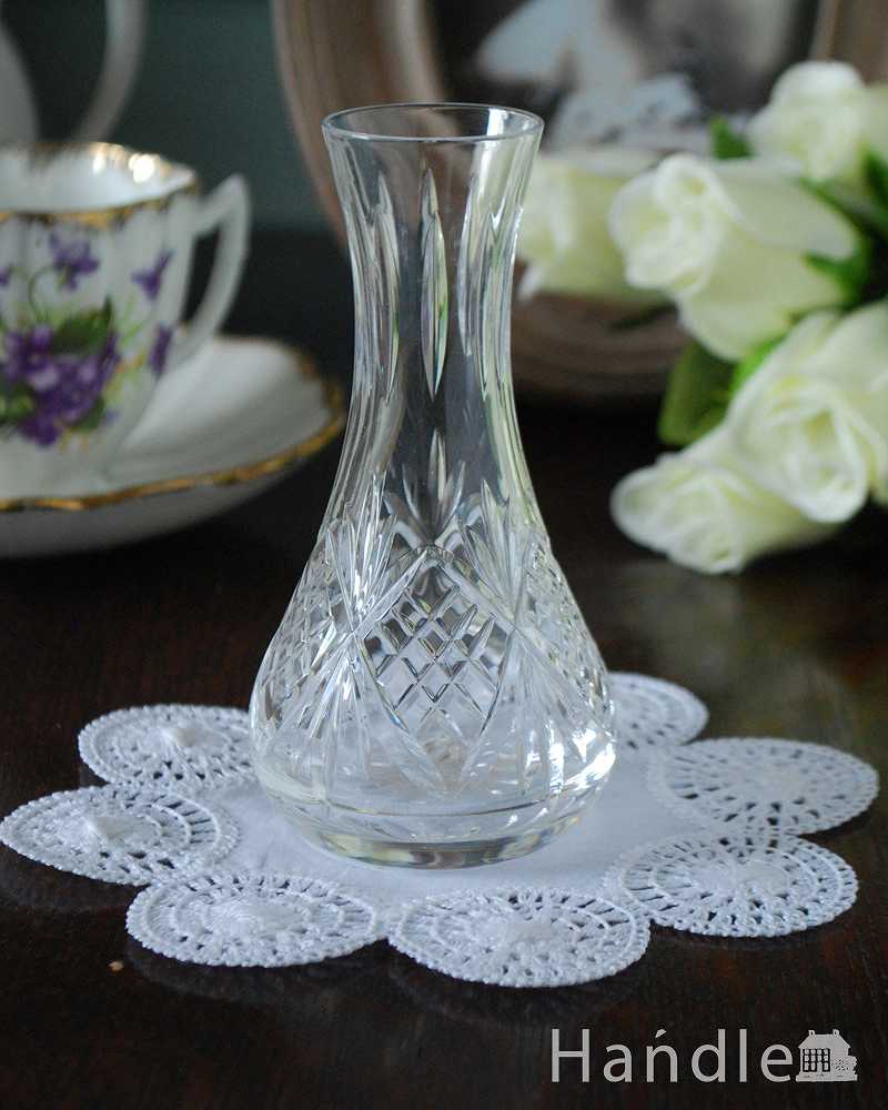 シルエットが可愛いアンティークの花瓶　ガラスのフラワーベース（プレスドグラス） (pg-4829)