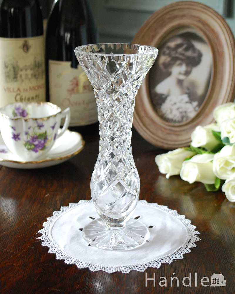 美しいアンティークプレスドグラス、繊細なカッティングが輝く花器 (pg-4858)