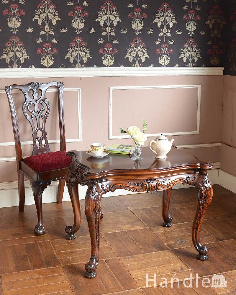 ゴージャスな装飾が美しいアンティーク家具、ウォルナット材のツヤツヤな木目のコーヒーテーブル (q-1329-f)