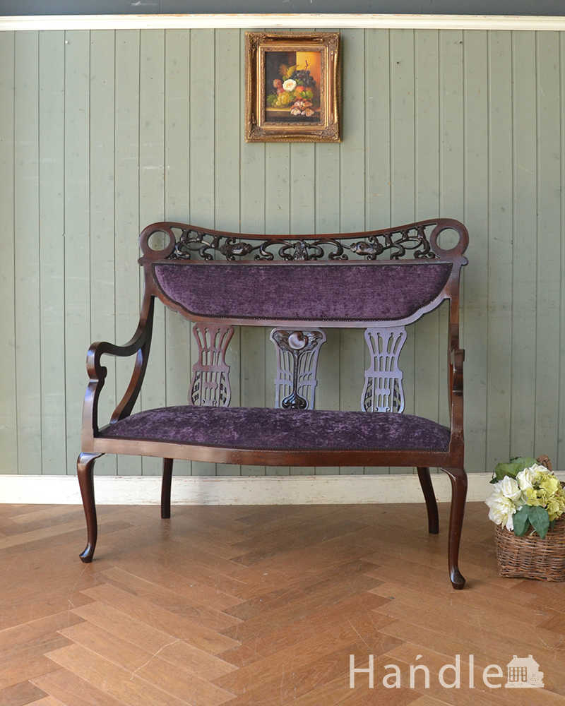 英国のアンティークセティ、繊細な彫刻が美しいアーム付き長椅子（ソファ） (q-269-c)
